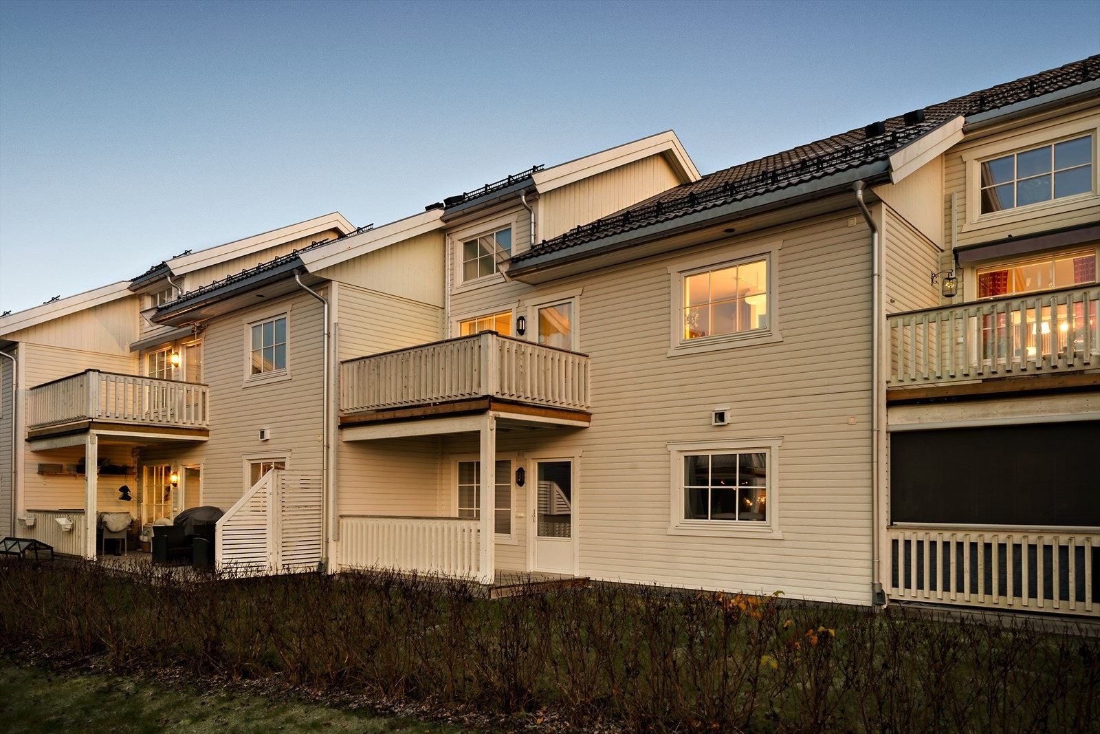 Leiligheten ligger i 2. etasje og har en balkong på hver side. Galleribilde