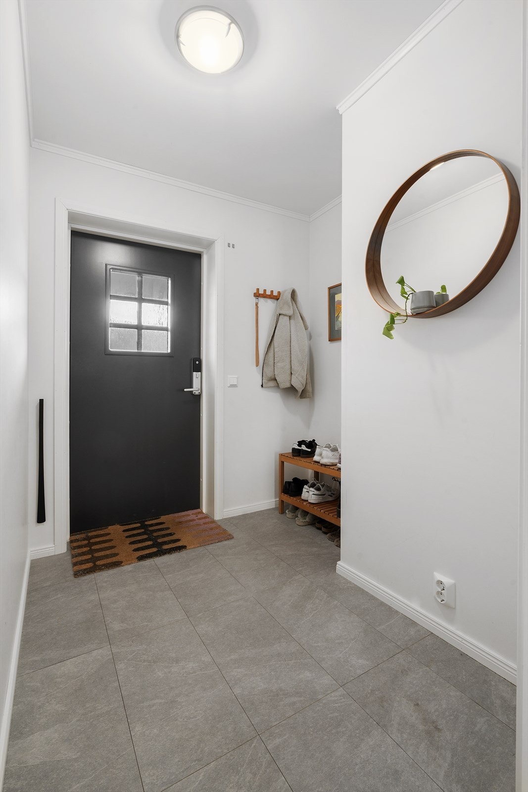 Velkommen inn til entréen med plass til oppheng av yttertøy og til å sette ifra seg sko. Fra gangen går man videre inn til en åpen stue/kjøkken løsning. Galleribilde