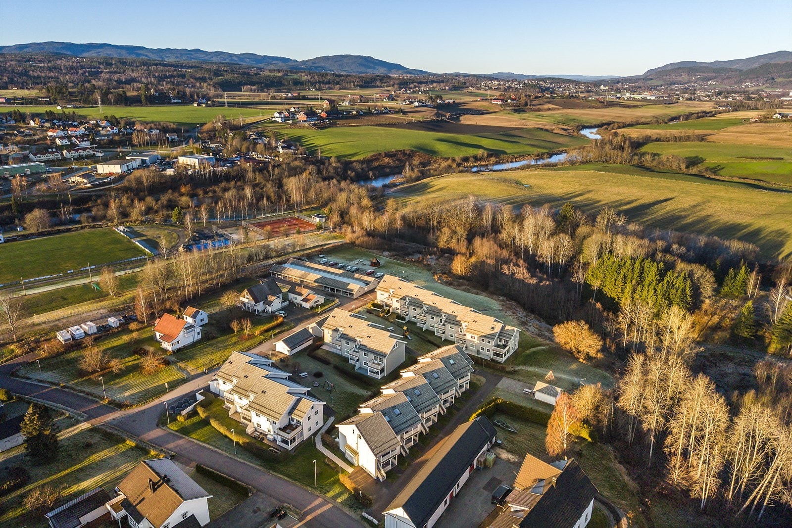 Det er også kort vei til lekeplass, fotballbane, idrettshall, treningssenter, svømmehall og ridesenter. Galleribilde