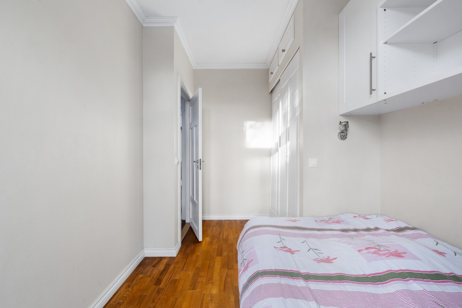 Leiligheten i første etasje har totalt 3 soverom Galleribilde