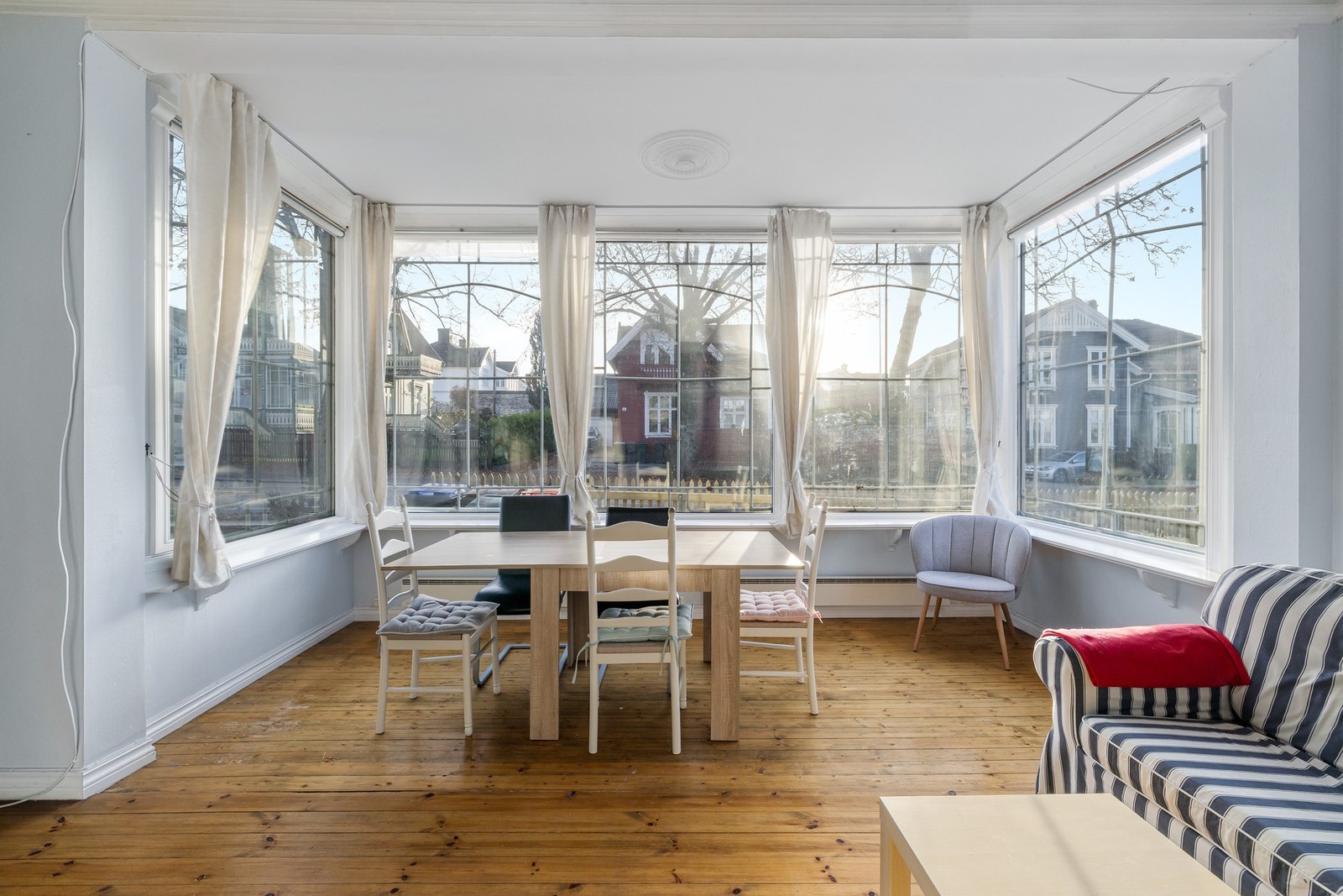 Her får du en etasje med store vindusflater. Galleribilde