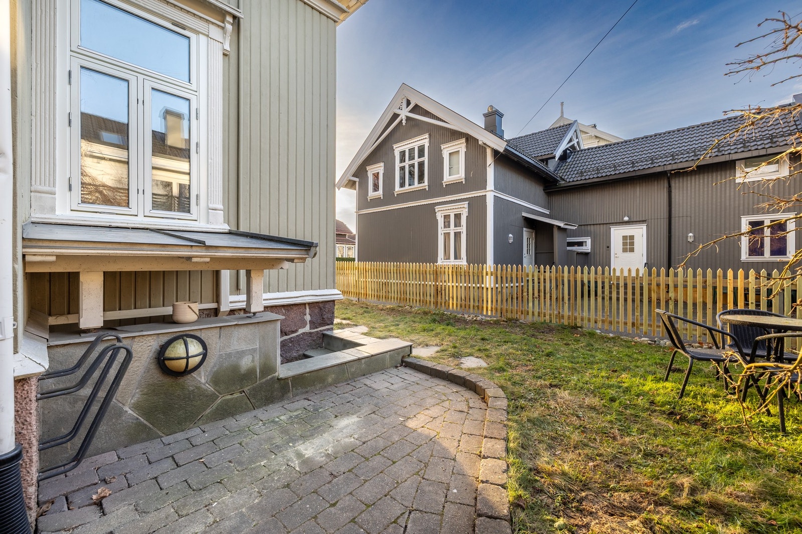 Inngang til kjeller - ikke søkt kommunen om fasadeendring/ny inngang. Galleribilde