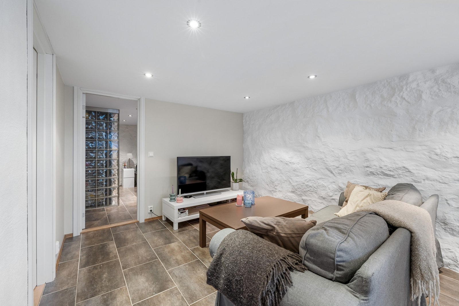 Innredet rom i kjeller - ikke bruksendret/godkjent for varig opphold Galleribilde