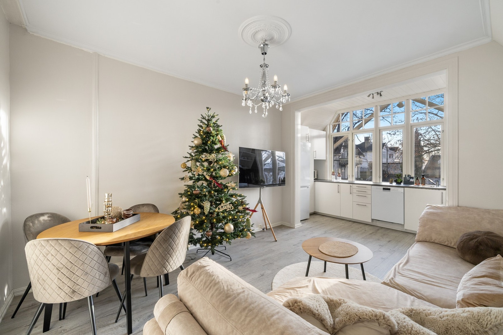 Her får du en stor og lys etasje. Galleribilde