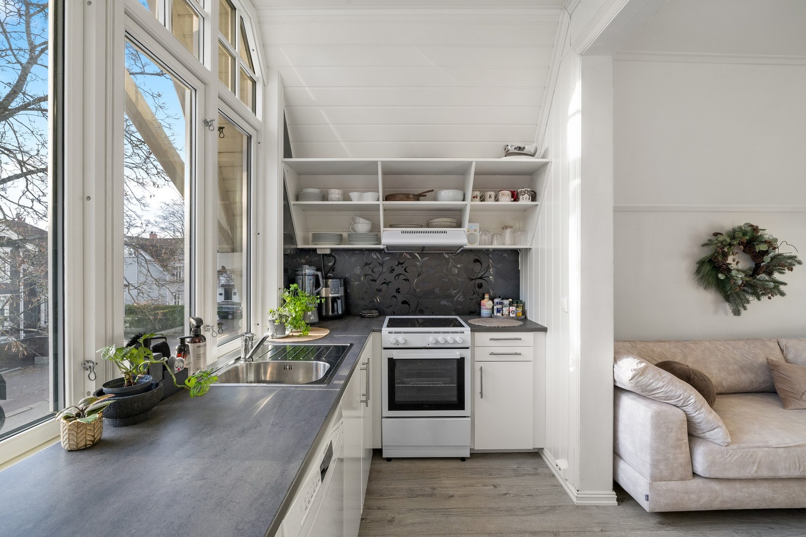 Flott kjøkken og totalt 2 soverom i hele etasjen. Galleribilde