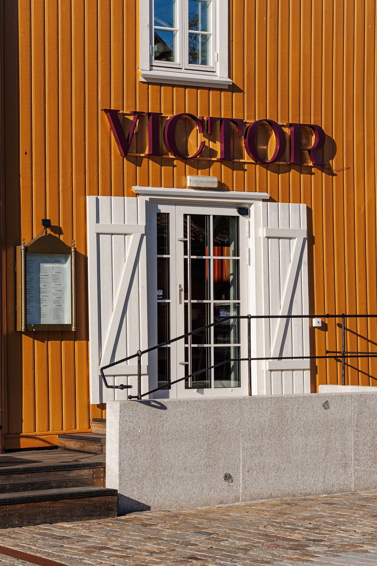 Flere fine restauranter nede på brygga. Galleribilde