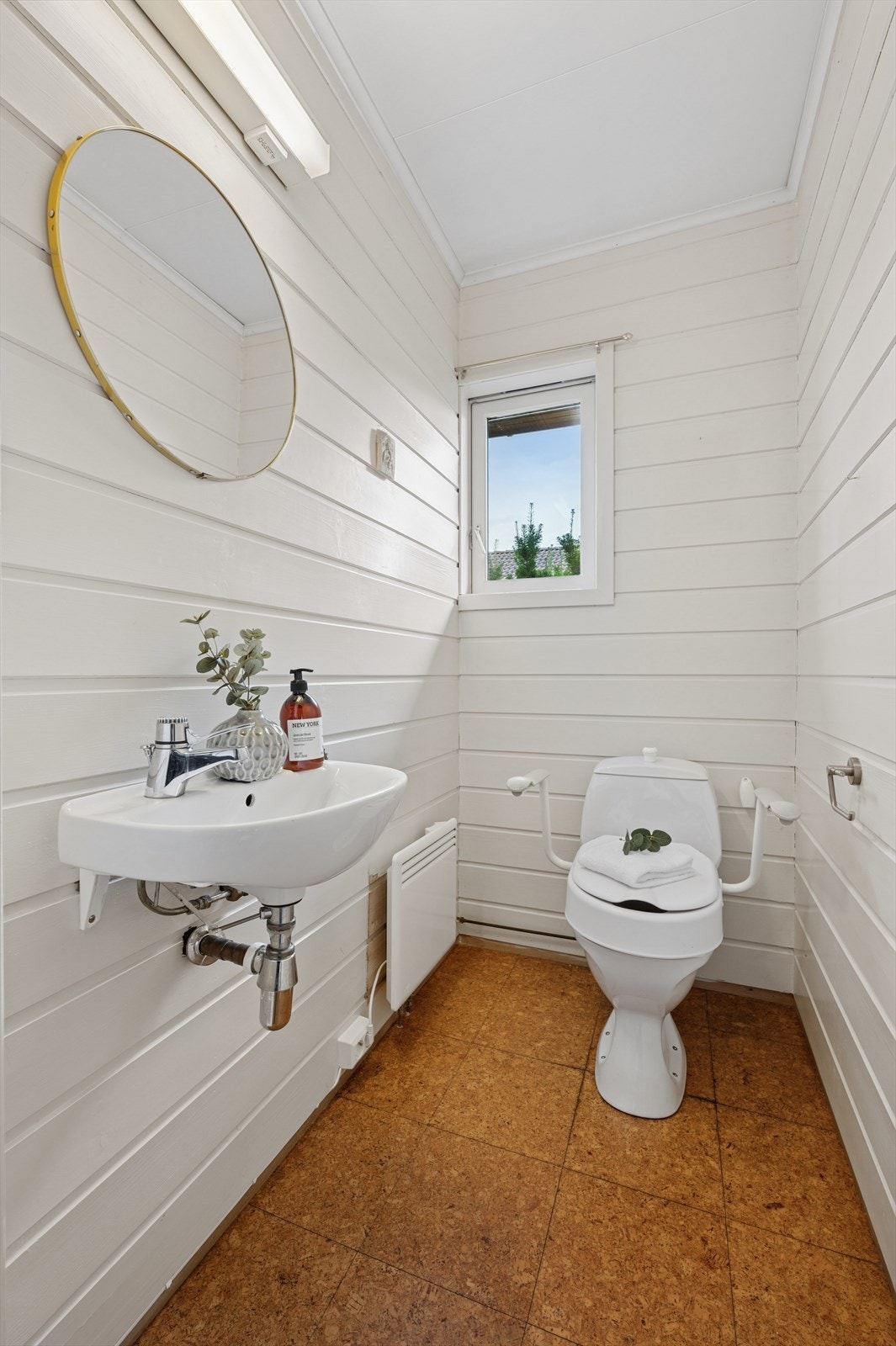 Separat wc-rom vegg i vegg med bad. Galleribilde