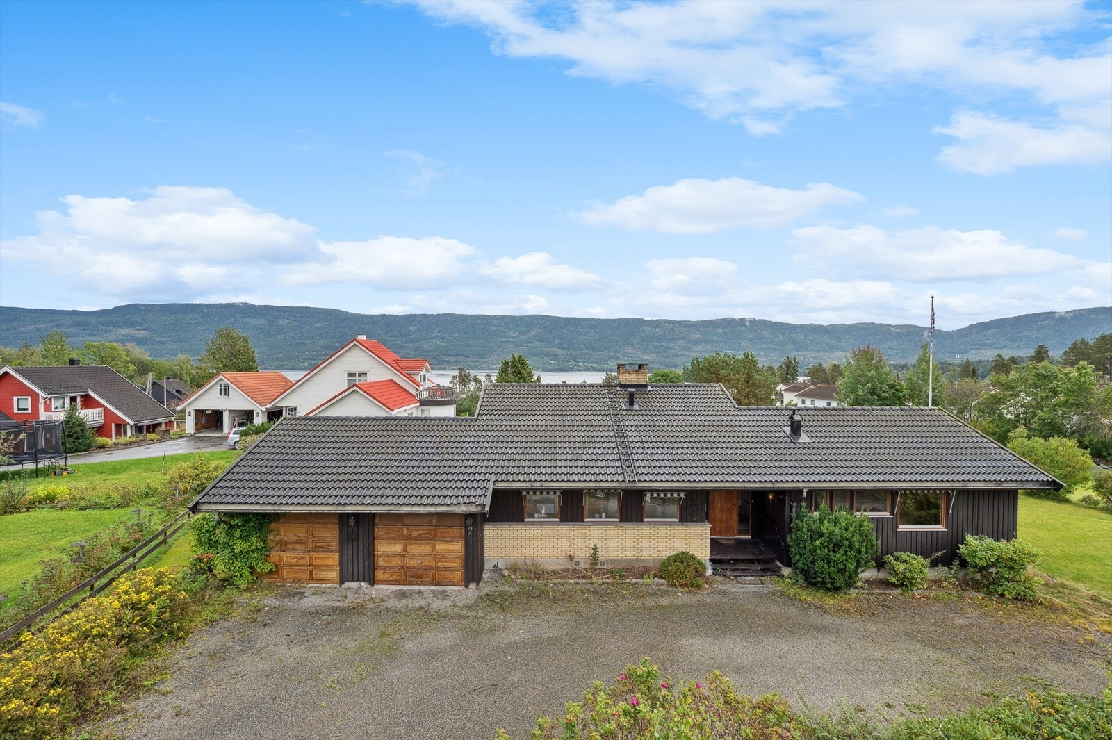 Her bor du barnevennlig, med kort vei til både skole, barnehage og dagligvare. Velkommen på visning! Galleribilde