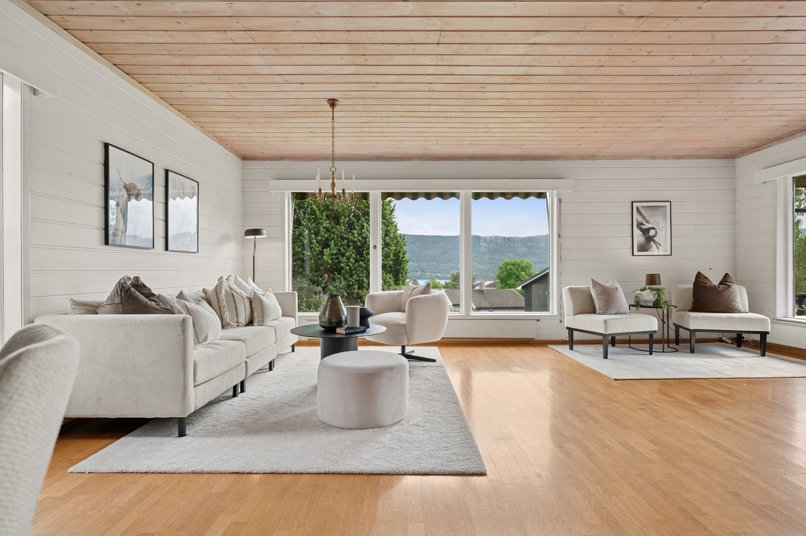 Stuen er romslig og har gode vindusflater, noe som sørger for at rommet får godt med naturlig lys. Galleribilde