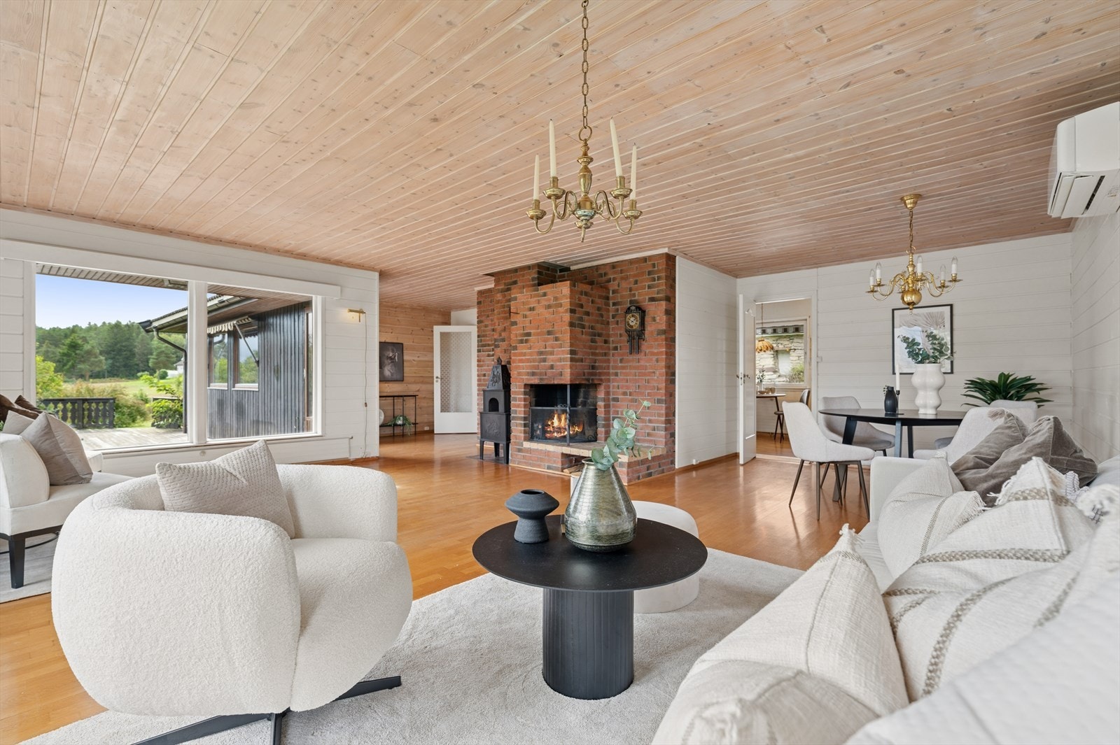 Åpen peis og vedovn bidrar til å varme opp både rom og stemning. Galleribilde