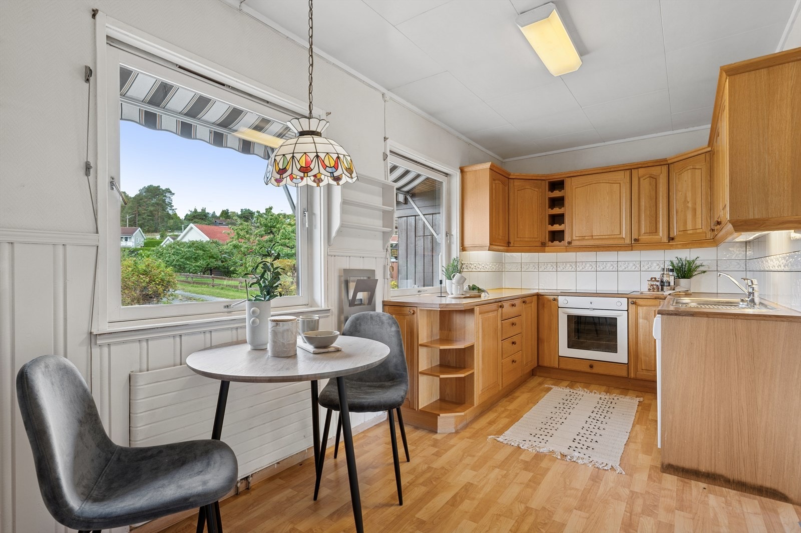 Kjøkkenet er eldre og har innredning med profilerte fronter samt benkeplate av typen laminat. Galleribilde