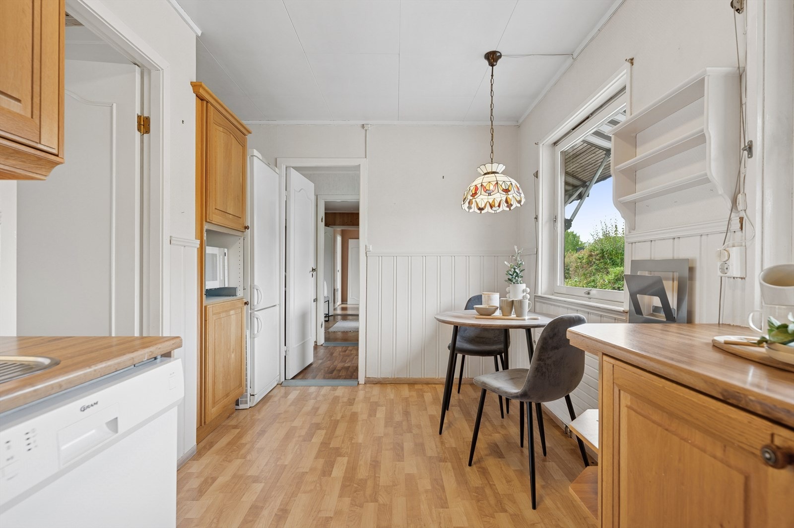 Det er også anledning for å ha et lite spisebord i rommet. Galleribilde