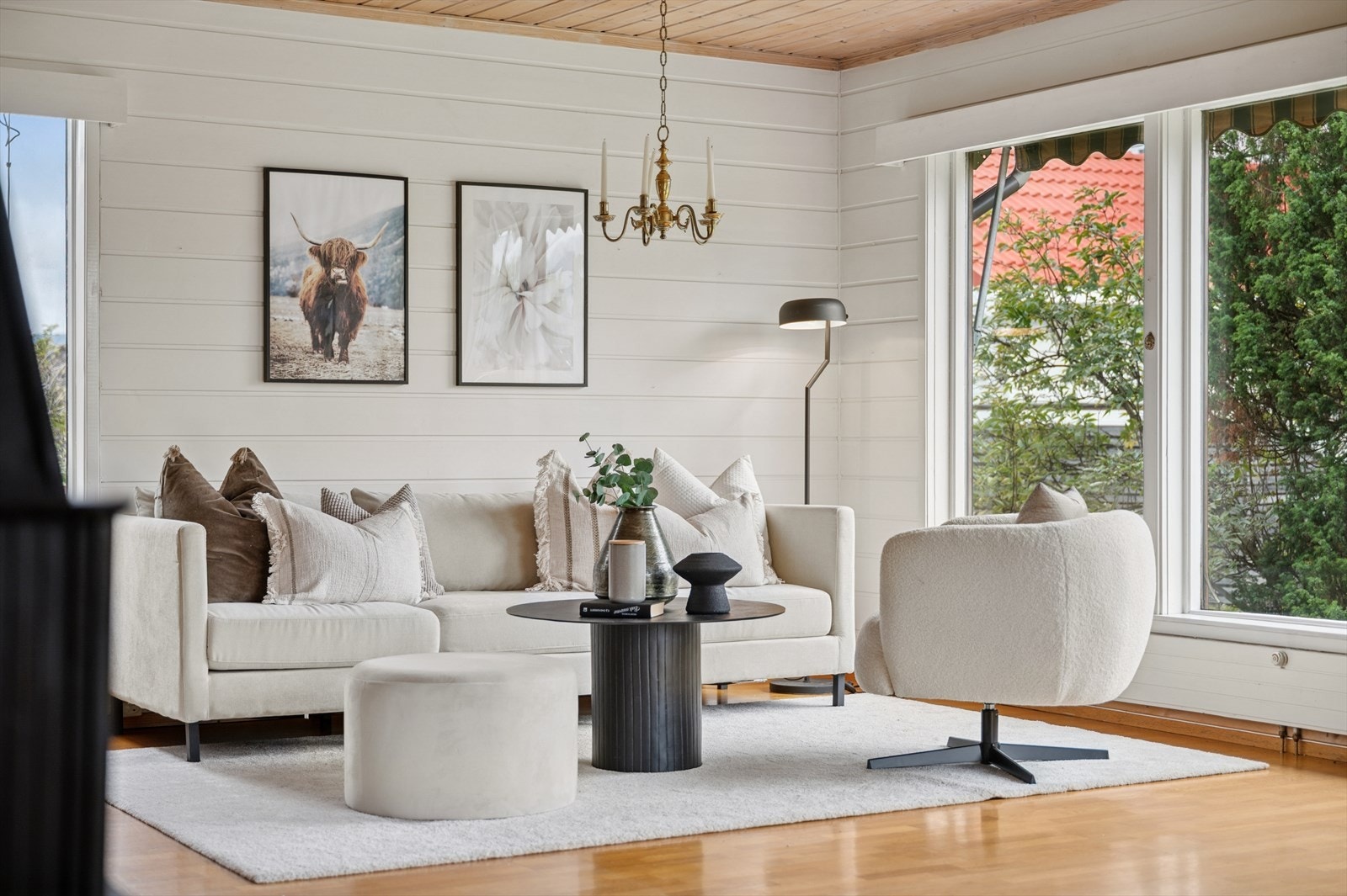 Vi beveger oss videre inn i en lys og innbydende stue. Galleribilde