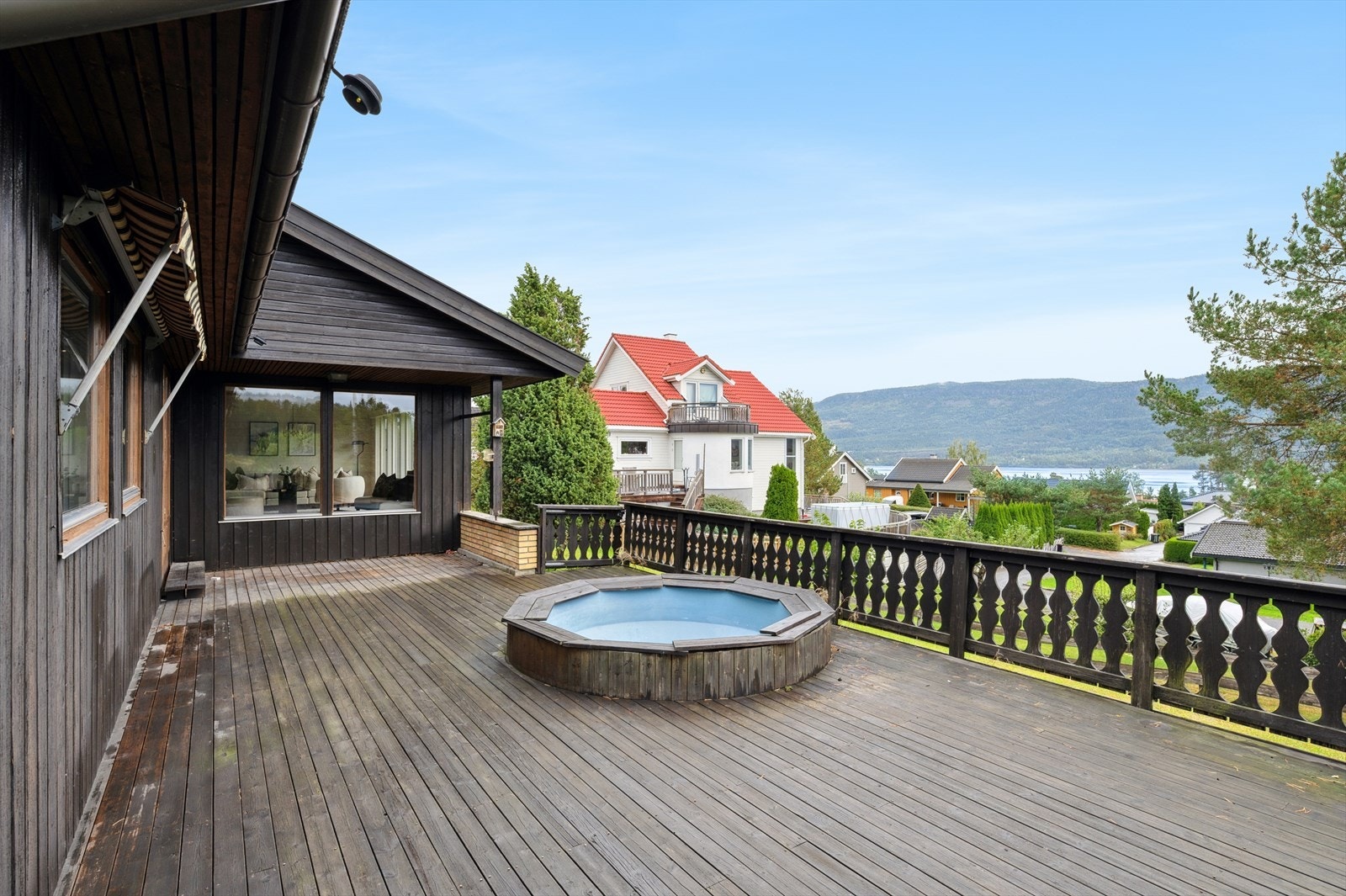 Her er det gode solforhold og rikelig med plass for utemøblement, grill og annet en måtte ønske. Galleribilde