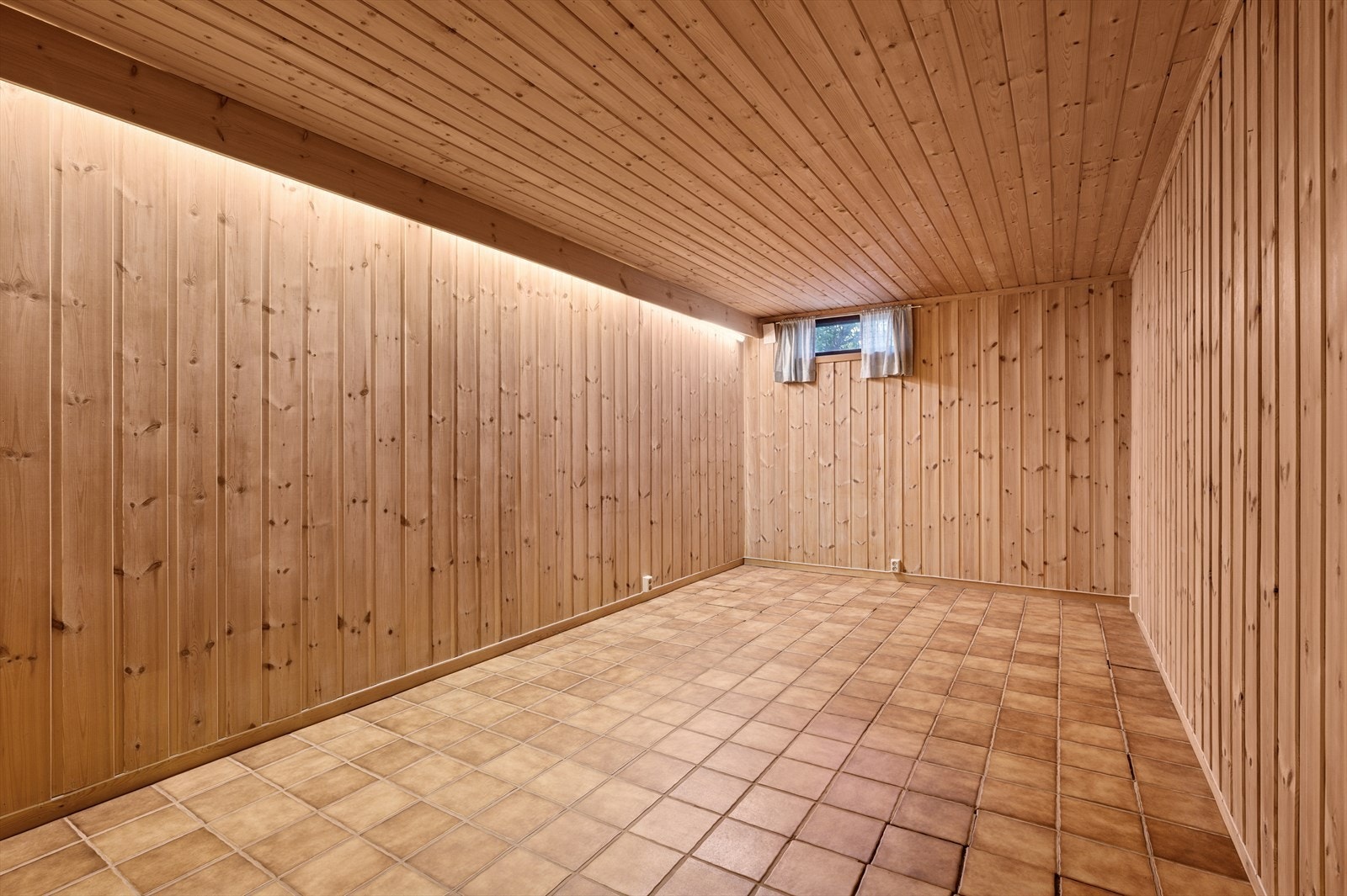 NB! Deler av kjelleren er ikke omsøkt ift. dagens bruk. Se salgsoppgave for mer info. Galleribilde