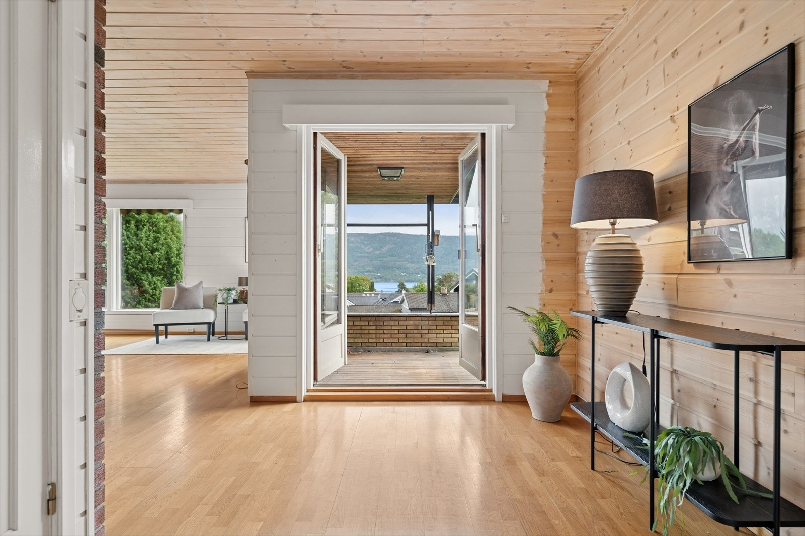 Fra stuen er det videre utgang til en stor terrasse. Galleribilde