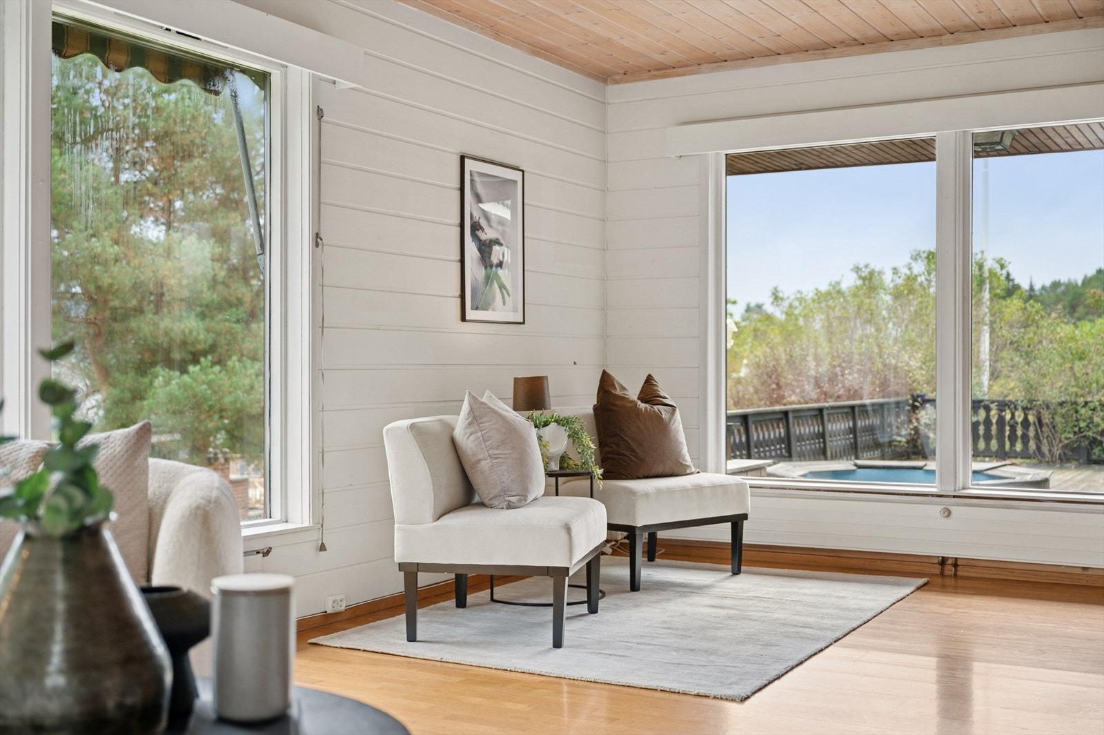 Stuen byr på flere møbleringssoner. Galleribilde