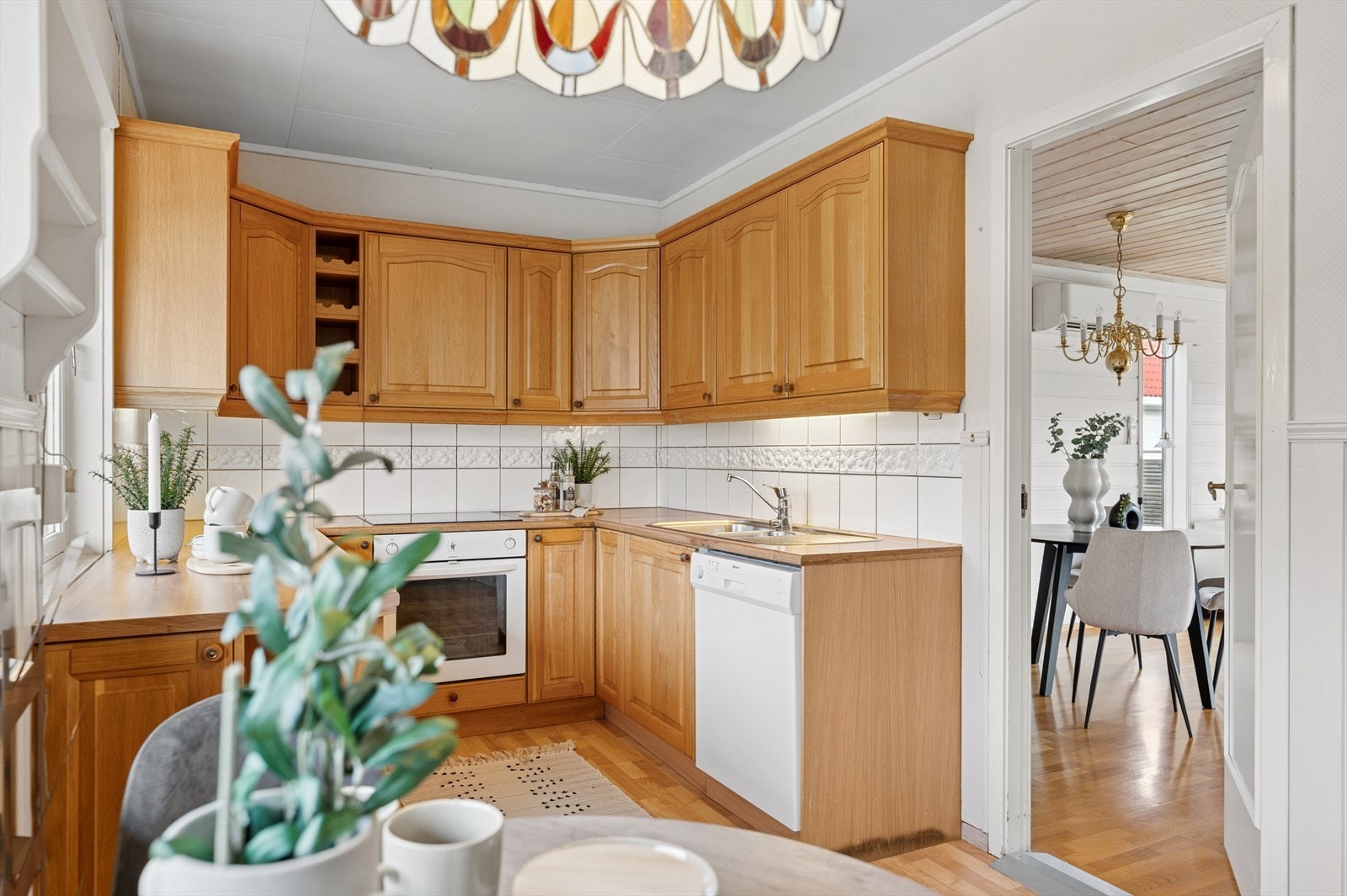 Her har en det en måtte trenge av skap-, skuff- og benkeplass. Galleribilde