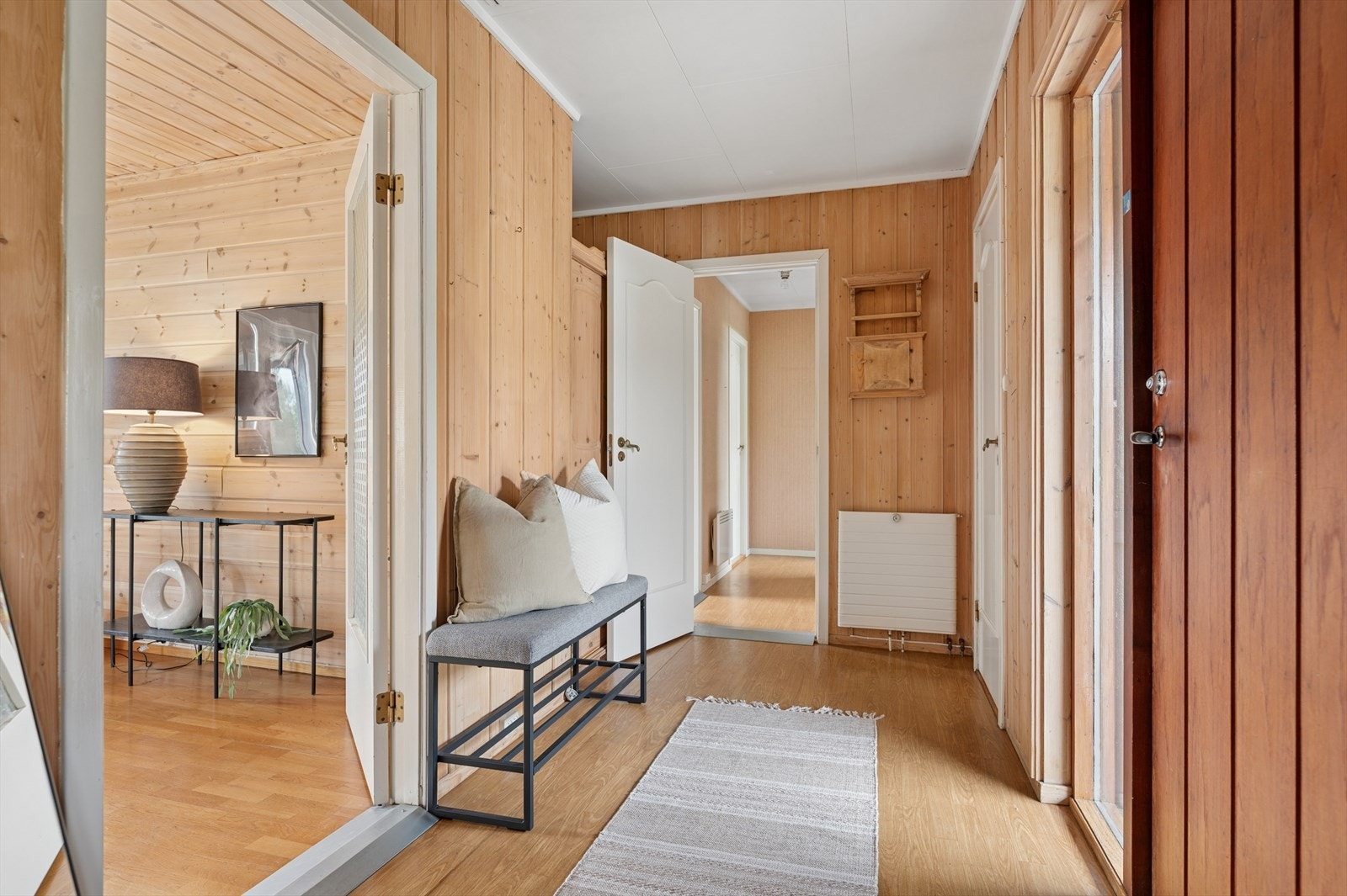 Velkommen inn! Hyggelig entré med plass for garderobe- og opphengsløsninger. Galleribilde