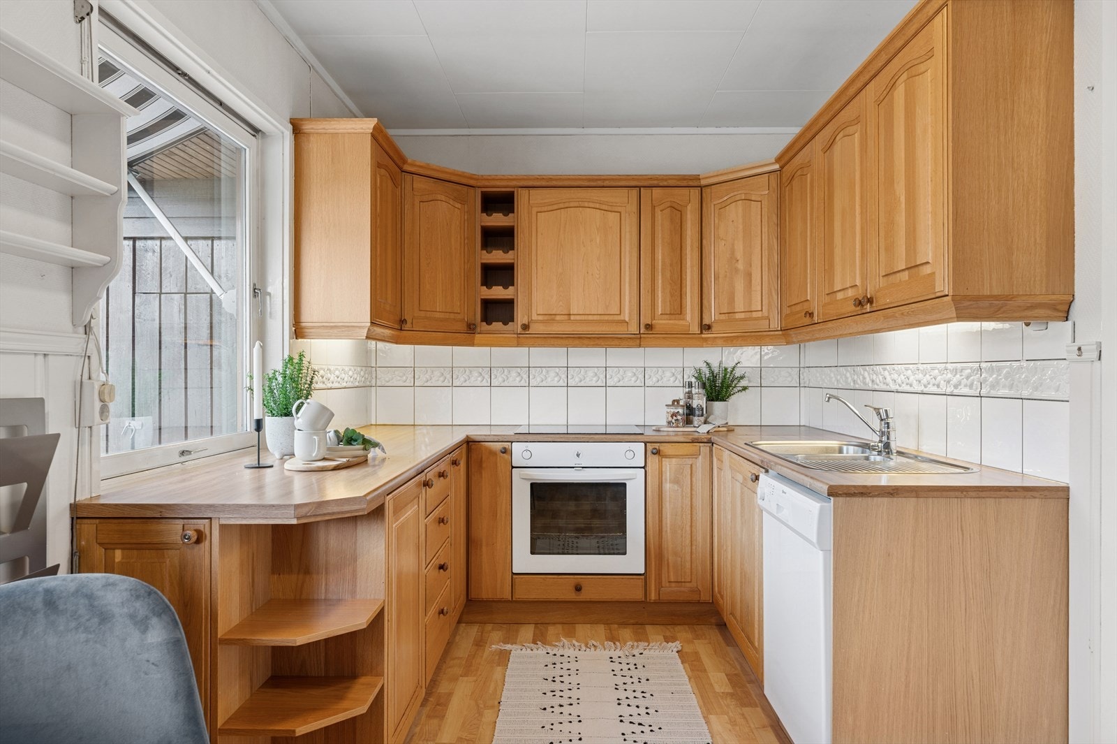 Integrert stekeovn og platetopp, samt plass for frittstående oppvaskmaskin og kjøl/frys. Galleribilde