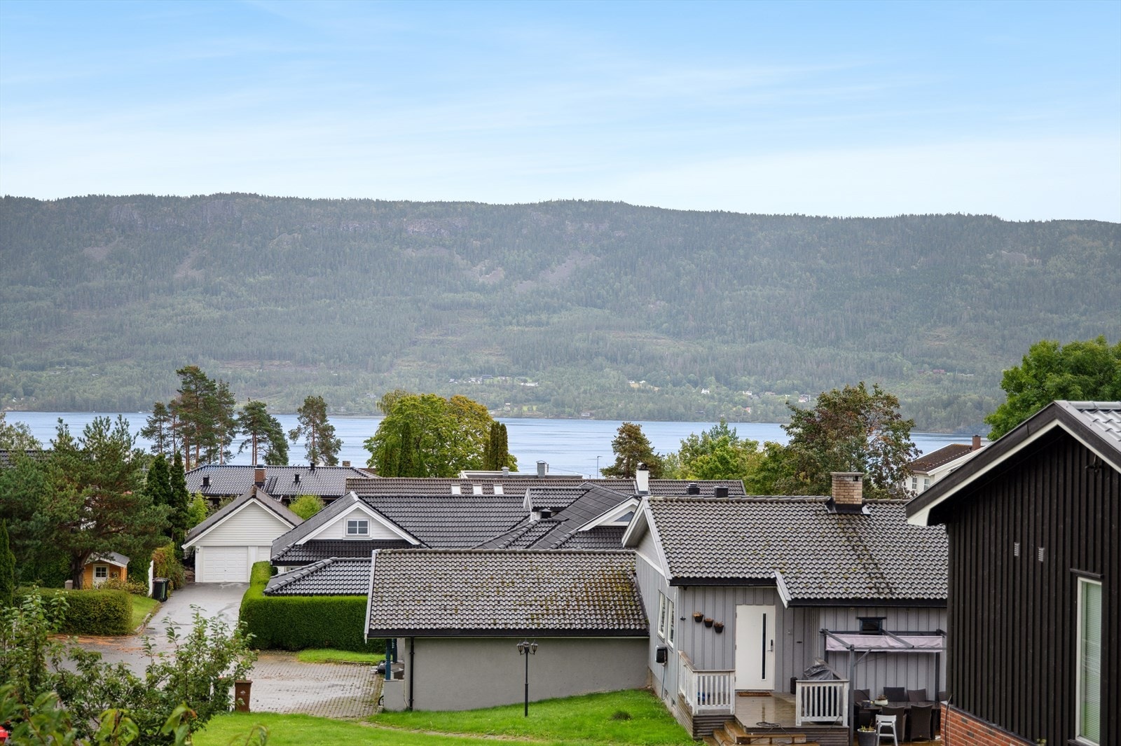 Strålende utsikt mot Steinsfjorden og vakkert omkringliggende naturlandskap. Galleribilde