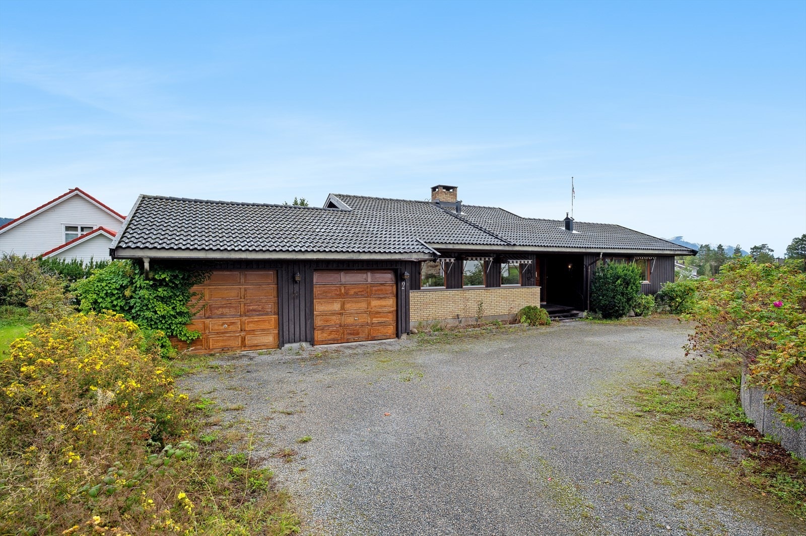 Parkering i dobbelgarasje samt innkjørsel. Galleribilde