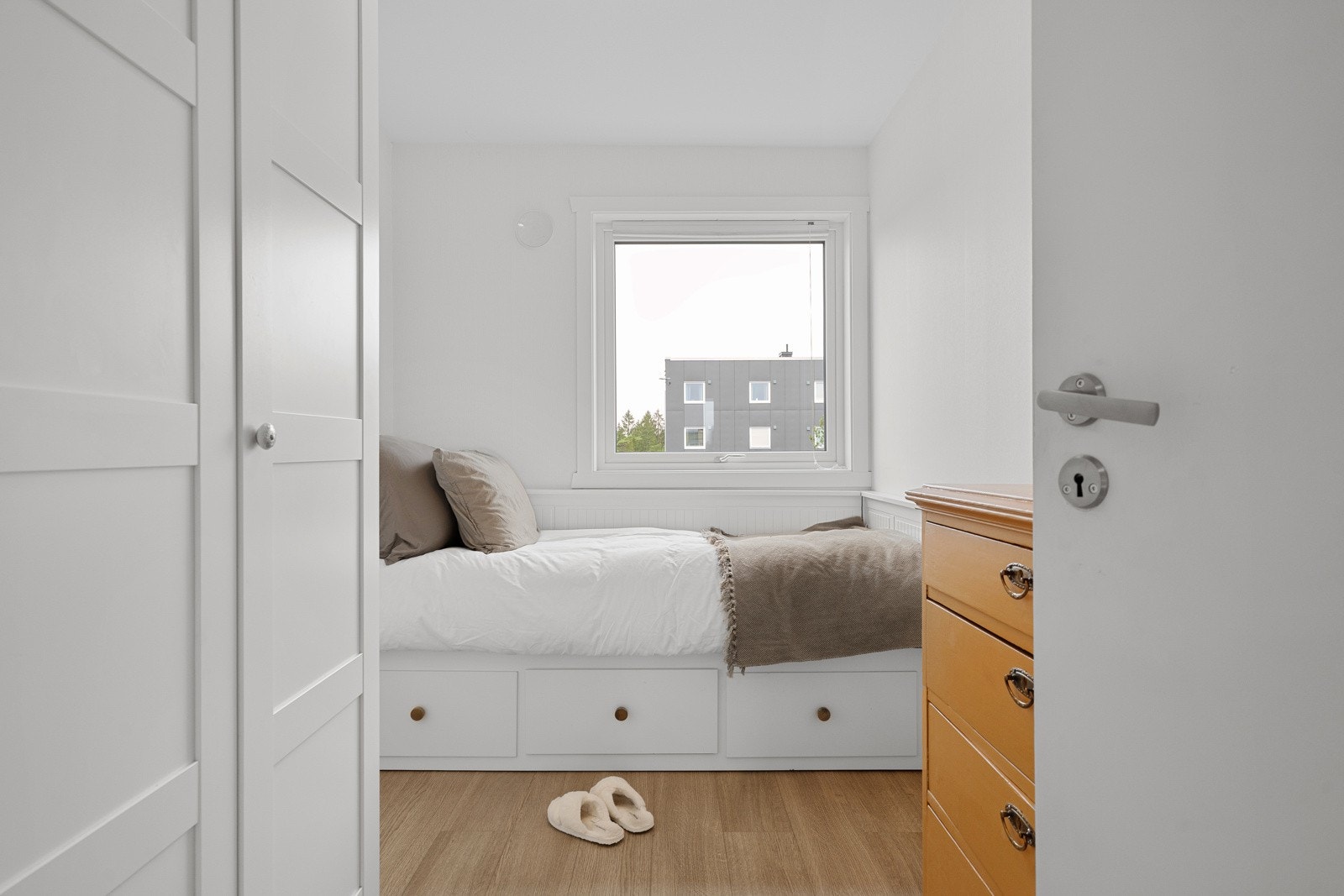 Soverom med garderobeskap. Galleribilde