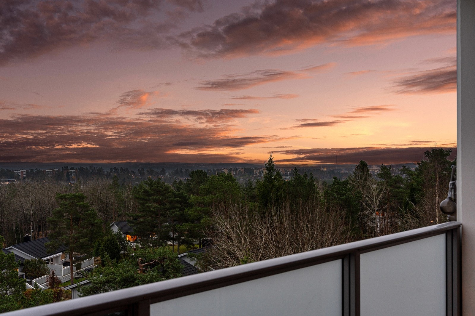 Leiligheten ligger byggets øverste etasje. Her har man flott usikt fra balkongen. Galleribilde