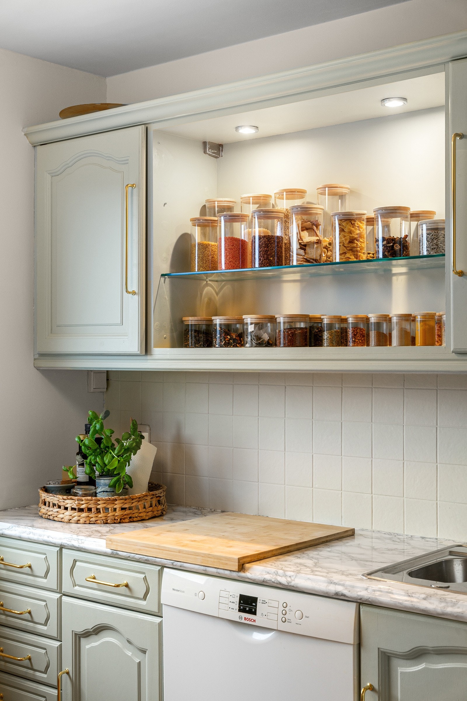 Kjøkkenet er fra ca. 2000. Det er malt opp i nyere tid. Galleribilde