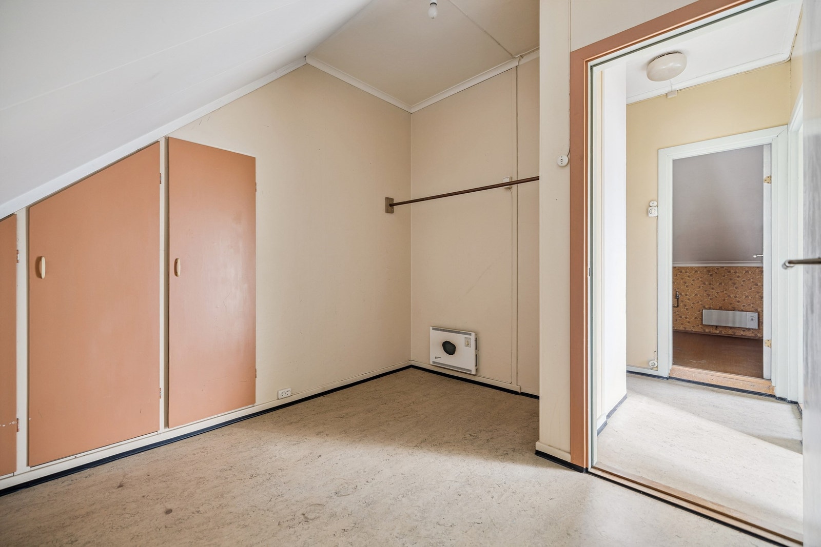 Et praktisk omkledningsrom gir gode lagringsmuligheter i andre etasje. Galleribilde