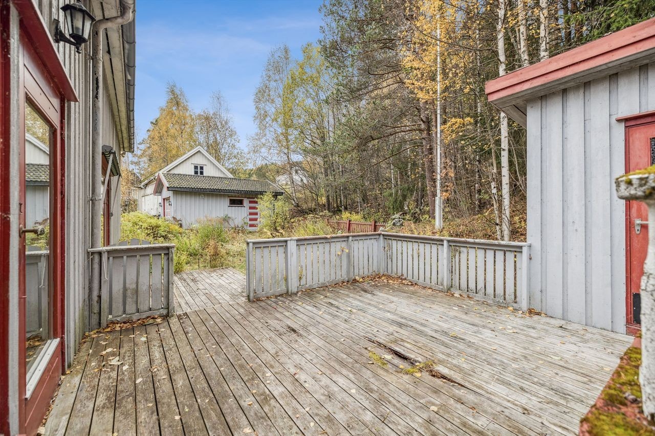 Terrassen har adkomst fra både stuen og terrenget rundt. Galleribilde