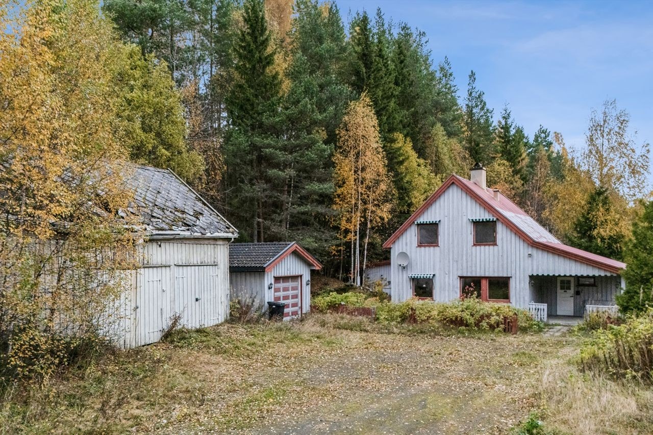 Eiendommen har flere tilleggsbygninger med garasje, verksted og boder. Galleribilde