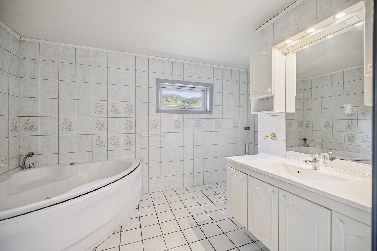 Rommet har flislagte overflater, varmekabler i gulvet og opplegg for vaskemaskin. Galleribilde