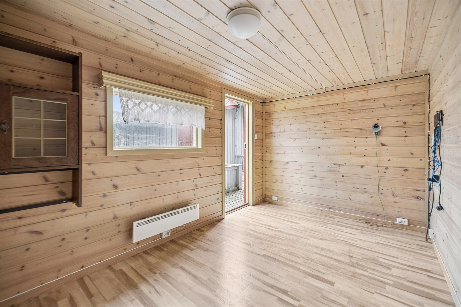 I tilbygget fra 1998 finner vi en stue med trepanel på veggene. Galleribilde