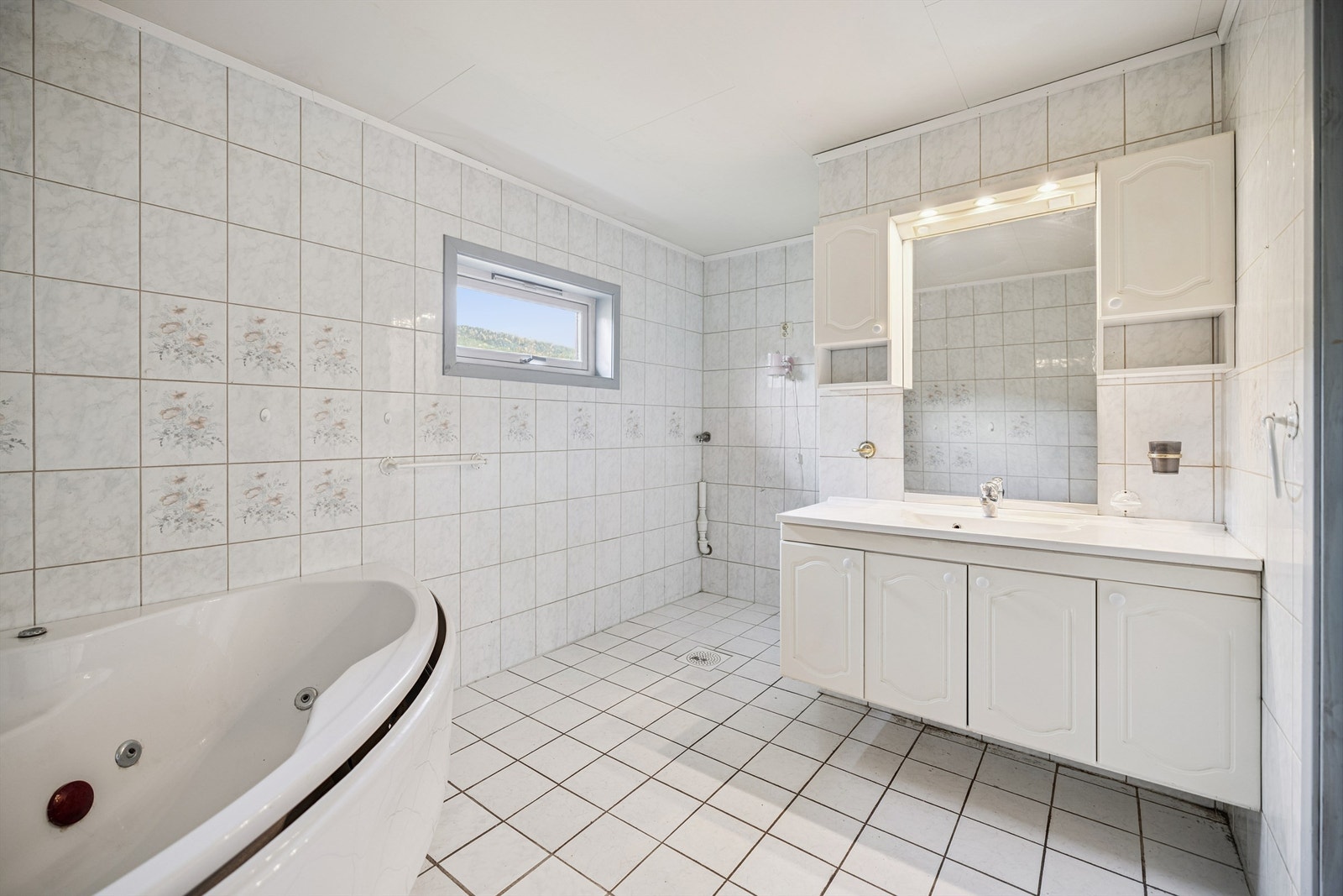 Innredningen består av en heldekkende servantplate og tilhørende skap. Galleribilde