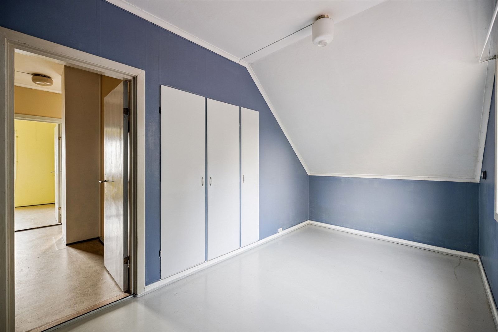 Et av soverommene i andre etasje, med plass til dobbeltseng og garderobeskap. Galleribilde