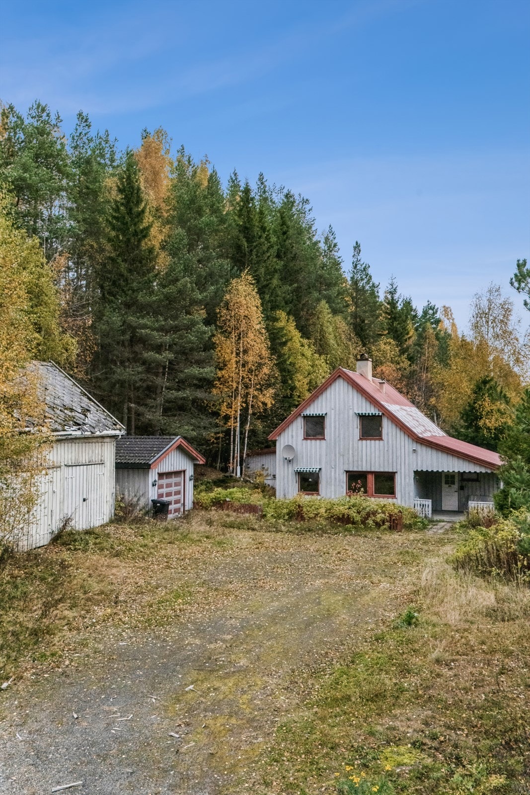 Enebolig over to etasjer med tilbygg, oppført i 1950 og utvidet i 1998. Galleribilde