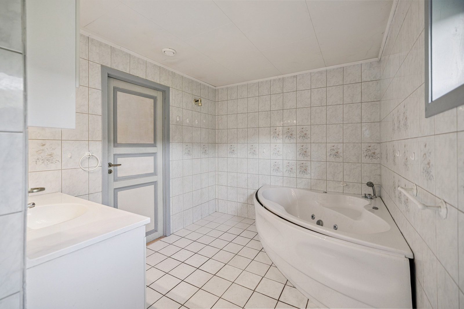 Badet i første etasje ble etablert i 1998 og har boblebad. Galleribilde