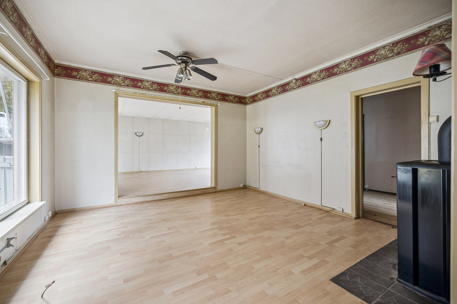 Den ene stuen er utstyrt med en vedovn tilknyttet teglpipe. Galleribilde