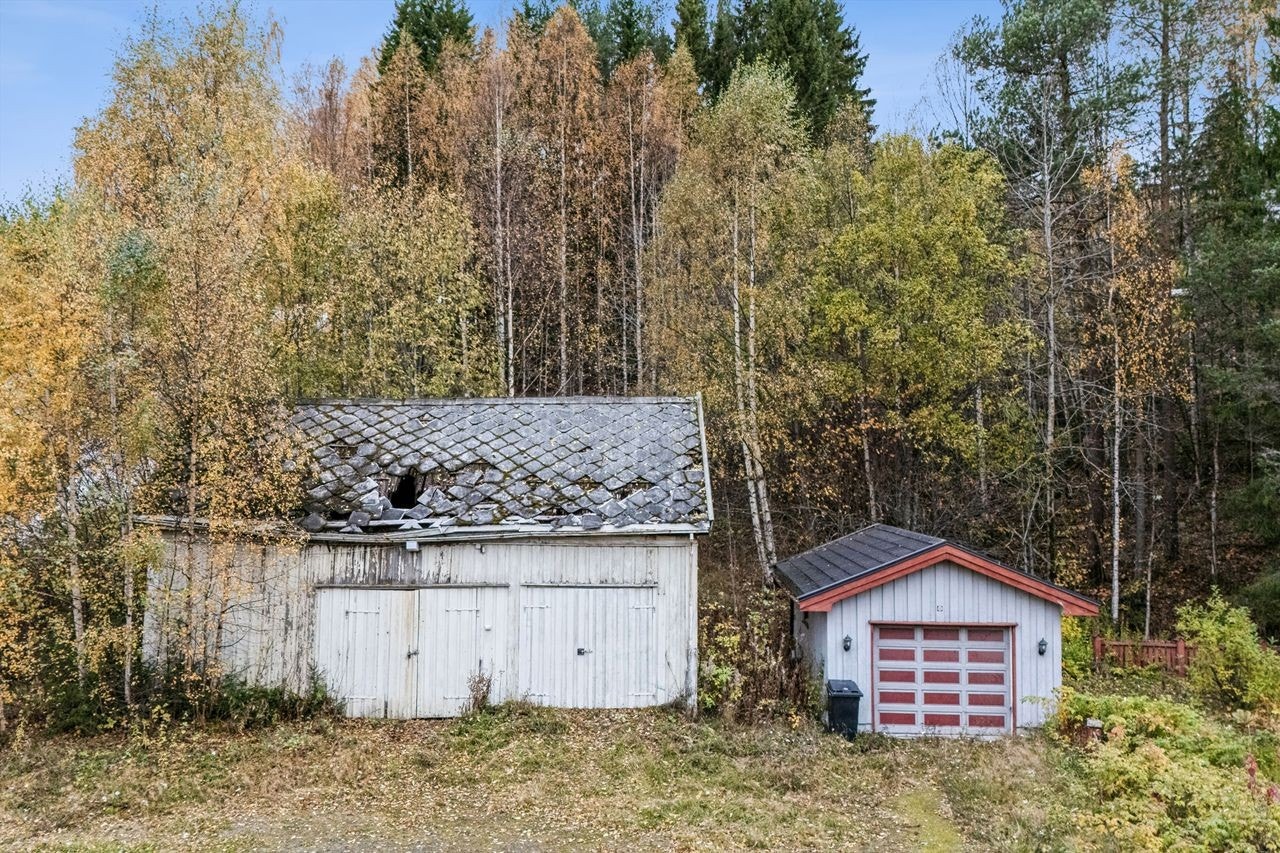 På tomten står det en isolert garasje fra 2004 og eldre uthus. Galleribilde