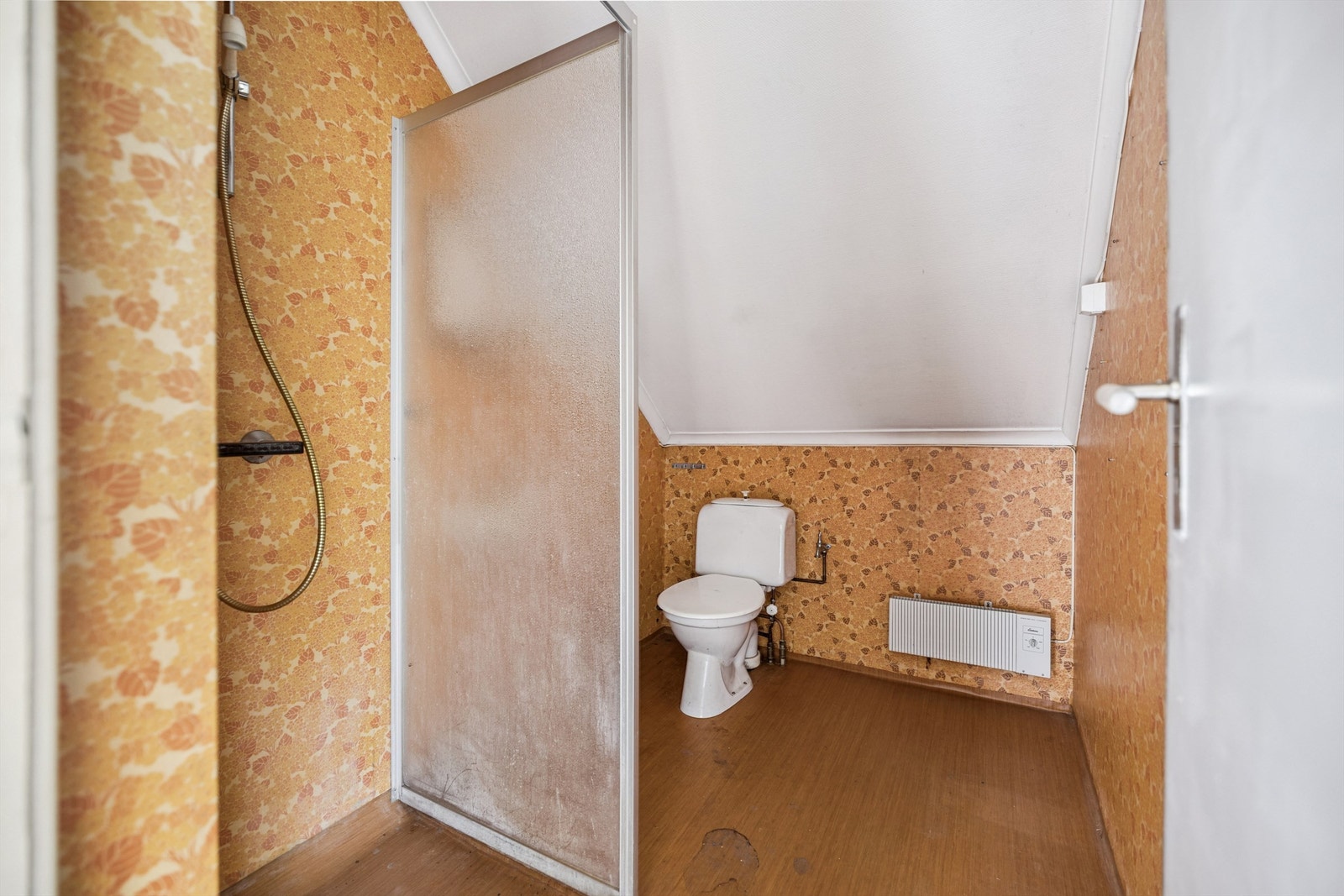 Boligens andre bad er utstyrt med dusj, toalett og servant. Galleribilde