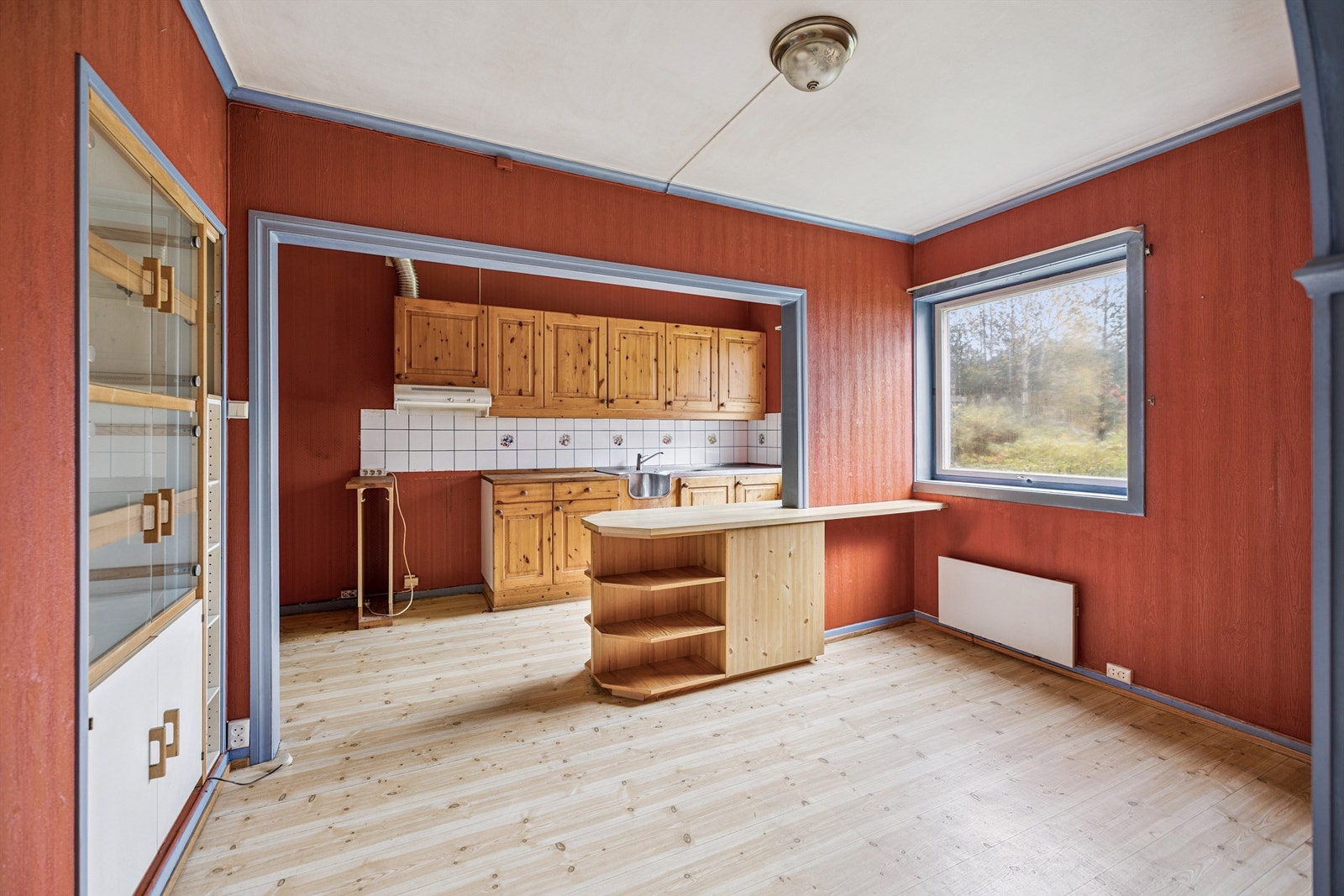 Kjøkkenet har en klassisk innredning med heltre fronter og benkeplater i tre. Galleribilde