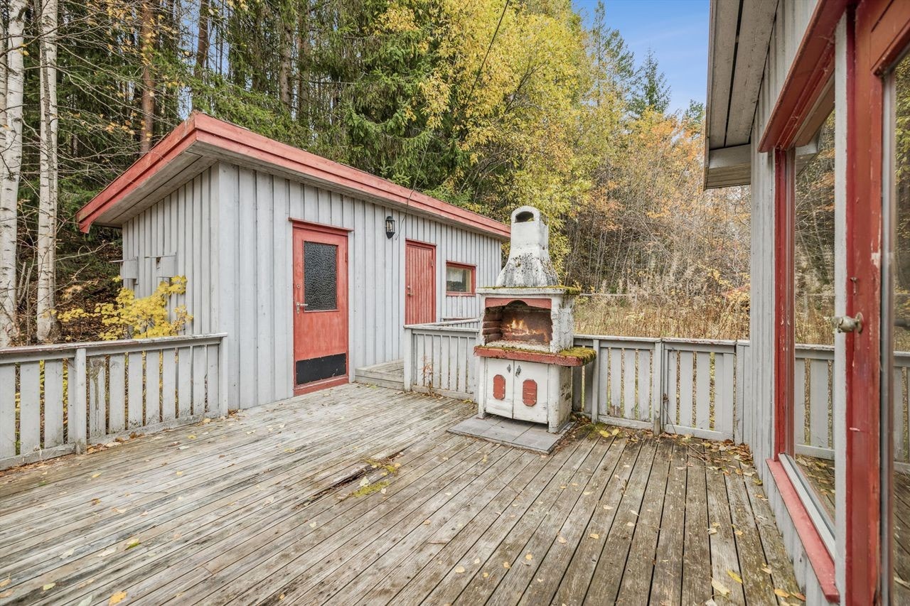 Uteområdet har en utegrill og gir gode muligheter for å nyte omgivelsene. Galleribilde