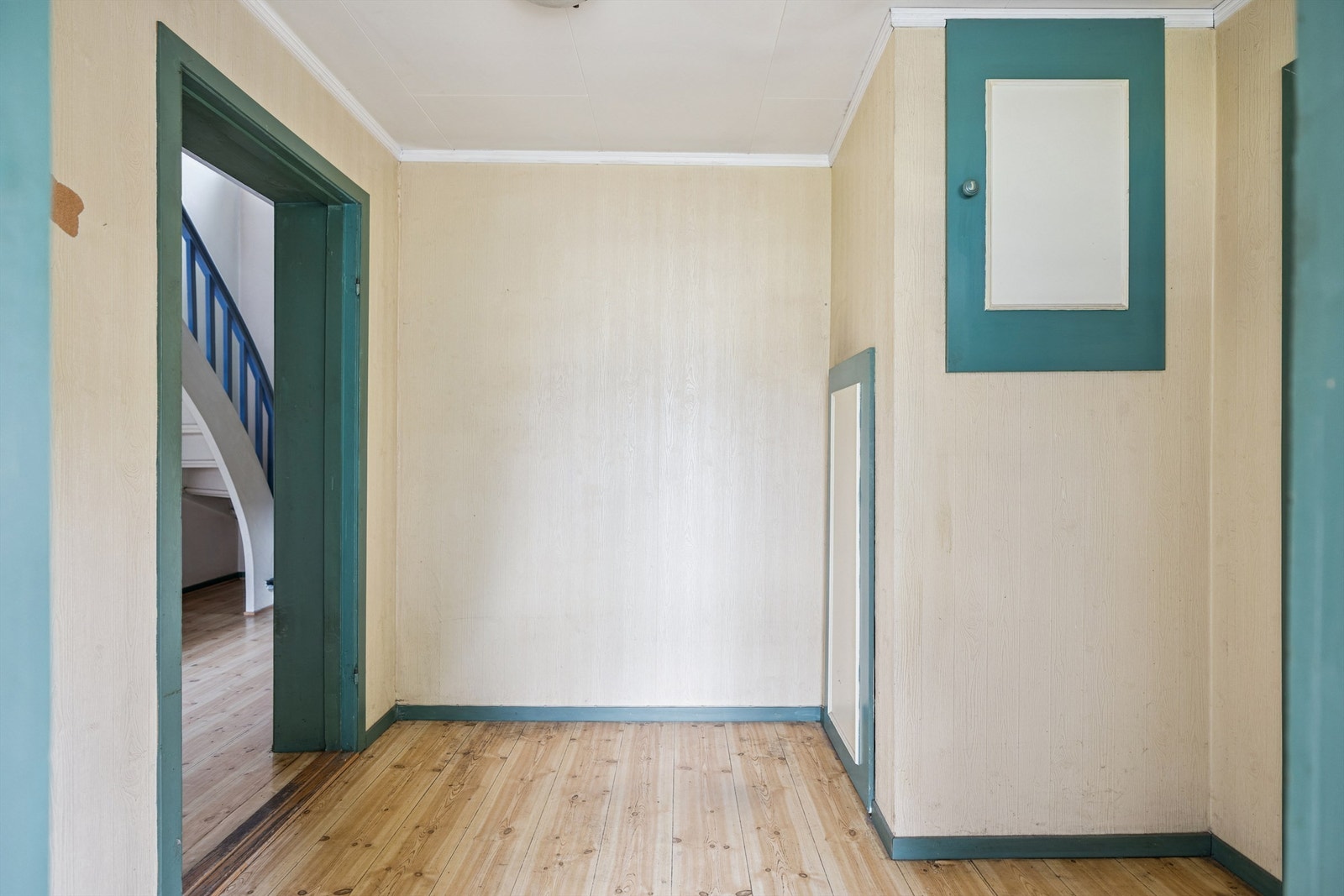 Boligen har en tradisjonell planløsning med flere separate rom. Galleribilde