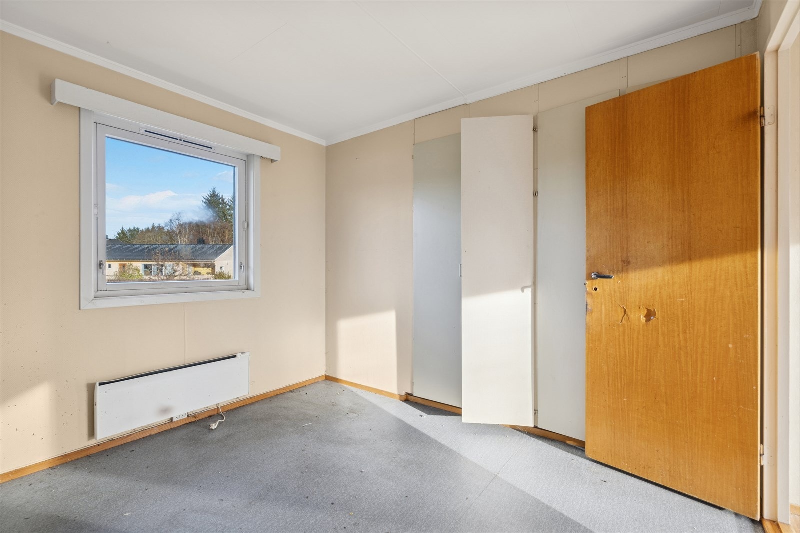 Det er 3 soverom i nr 15. Alle trenger oppussing. Galleribilde