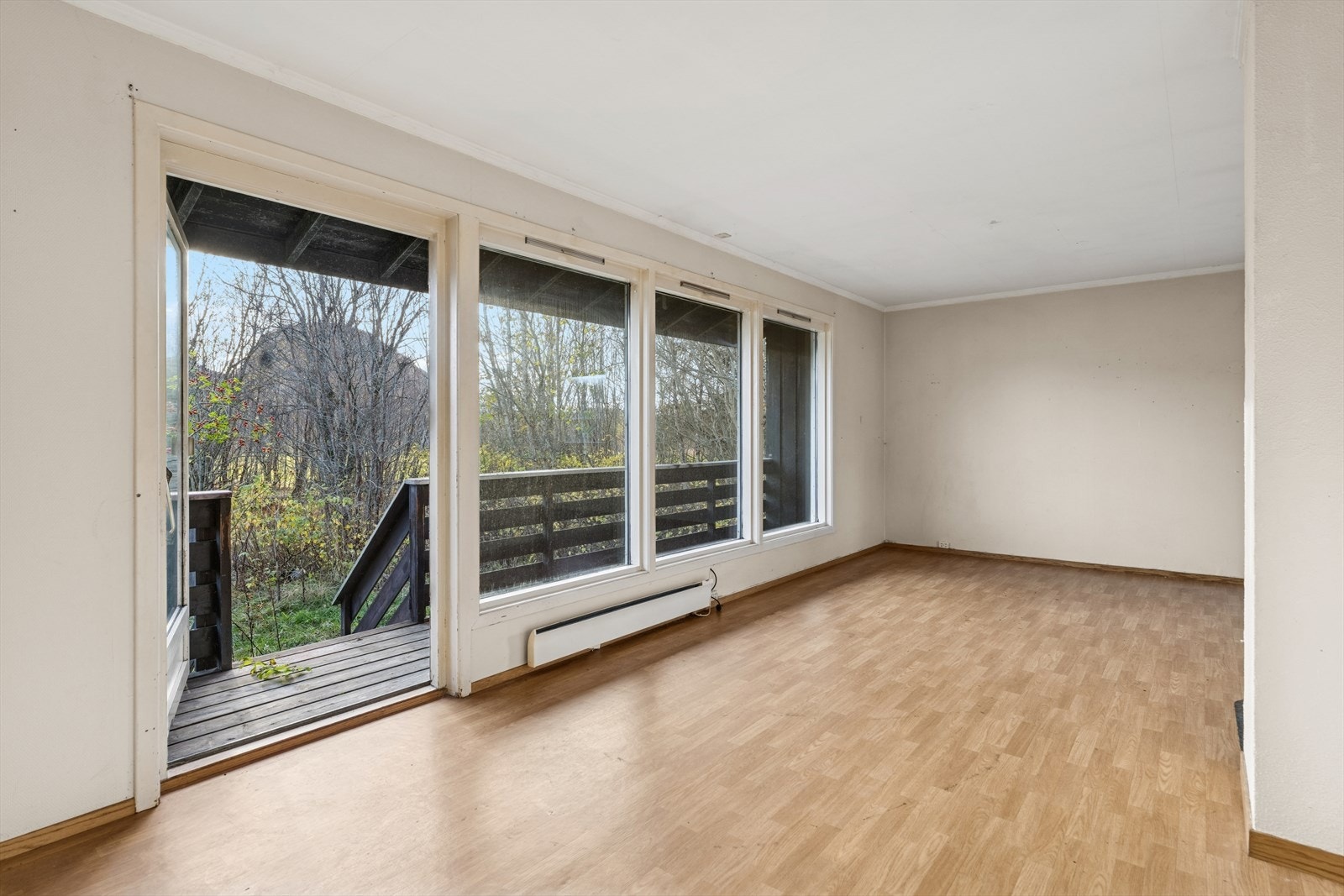 Stuen er romslig og kan møbleres i flere soner. Galleribilde