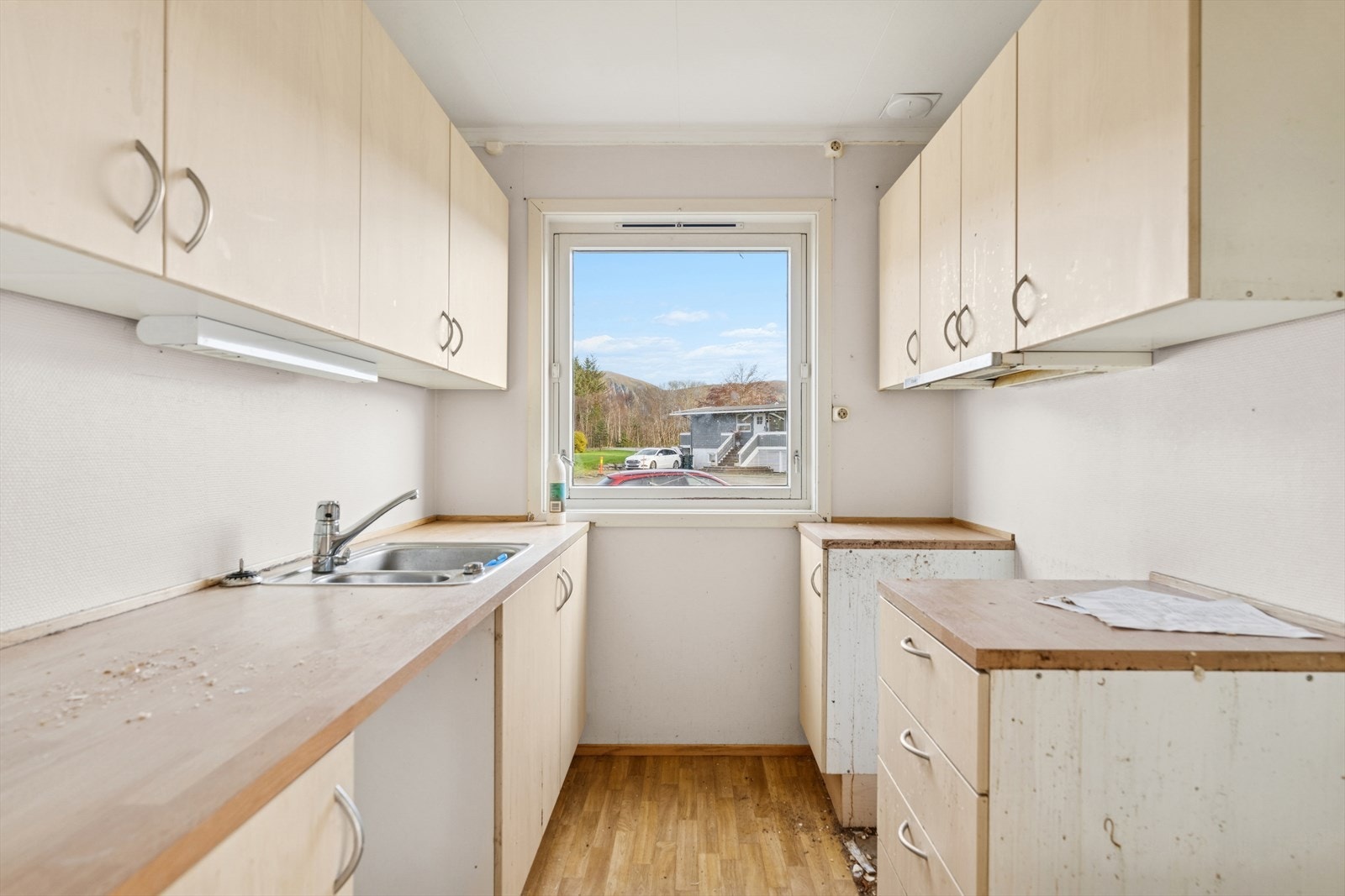 Kjøkken i nr. 13 er av eldre dato. Det er ventilator med avtrekk ut. Galleribilde