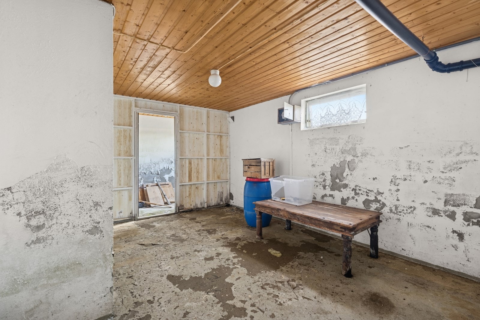 det er full kjeller under nr. 15. Det er innvendig trapp, samt egen kjellerinngang. Galleribilde