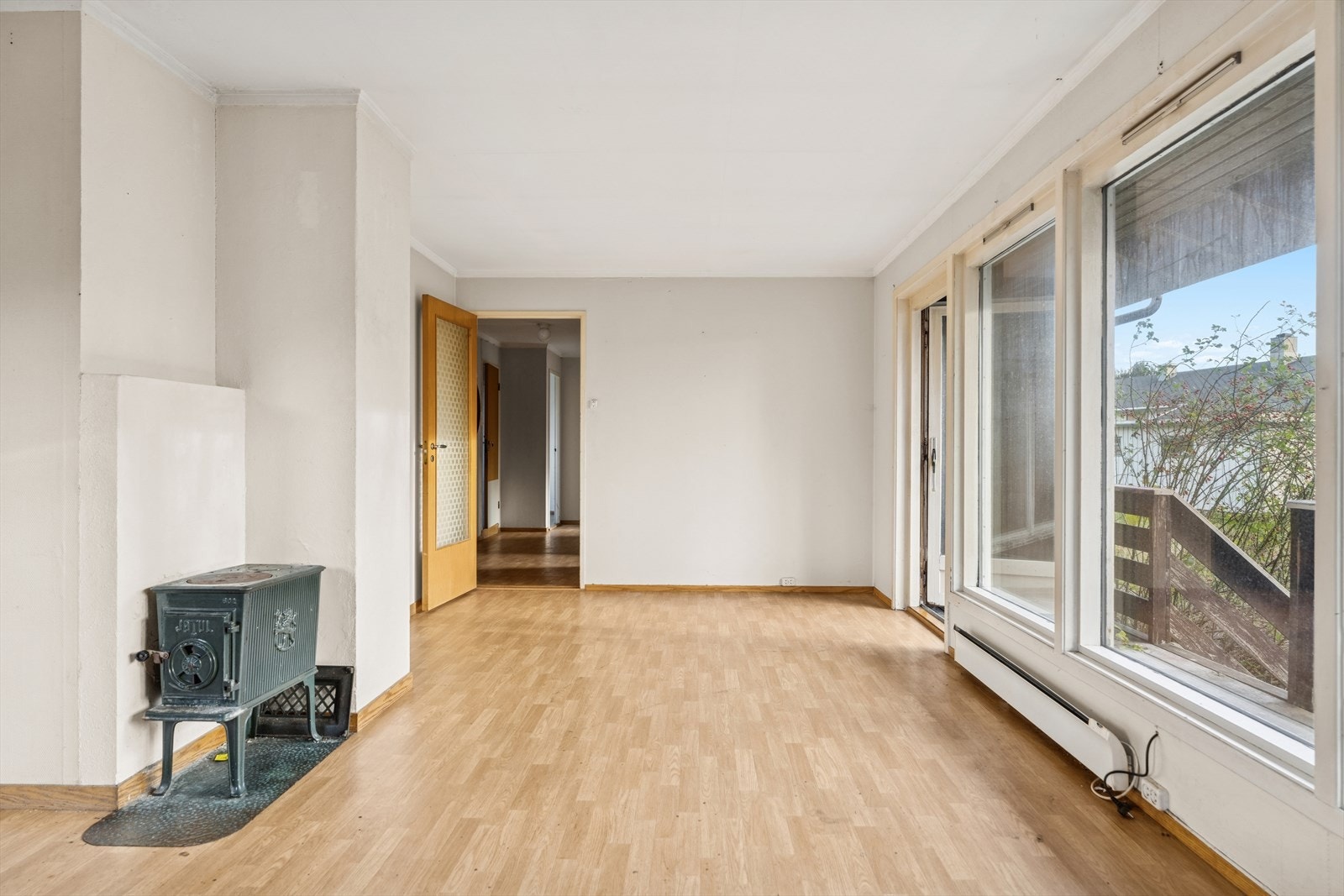 Det er pipeløp og vedovn i stuen. Galleribilde