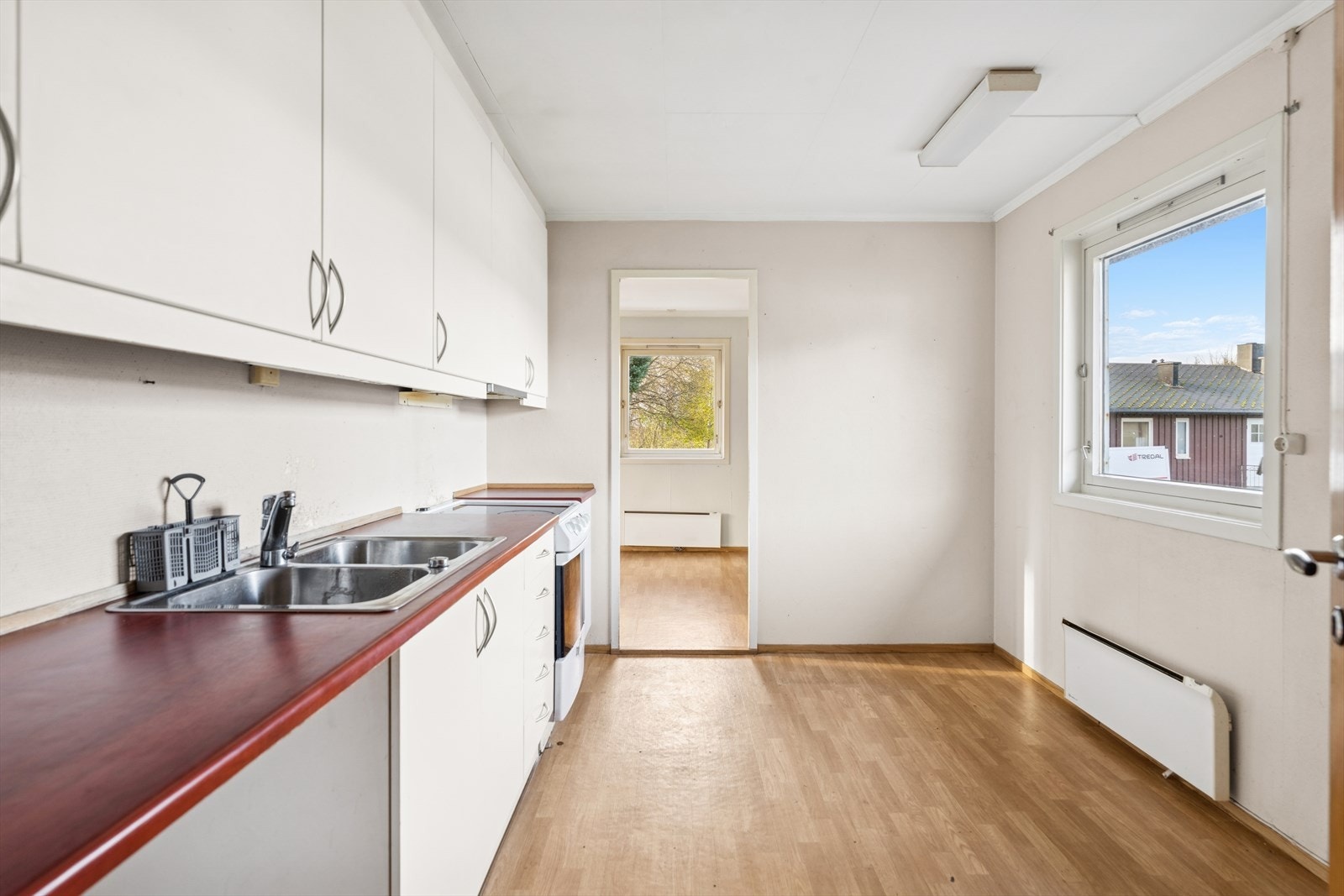 Det er god plass til spisebord ved vinduet på kjøkkenet. Galleribilde